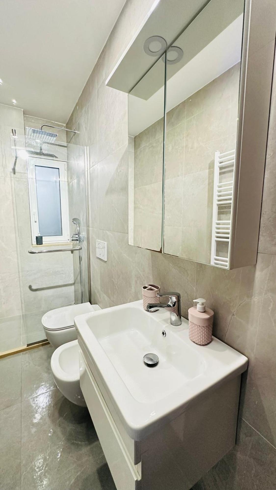 Apartament Bllok: Cozy Stay, 24/7 Self Check-in Tirana