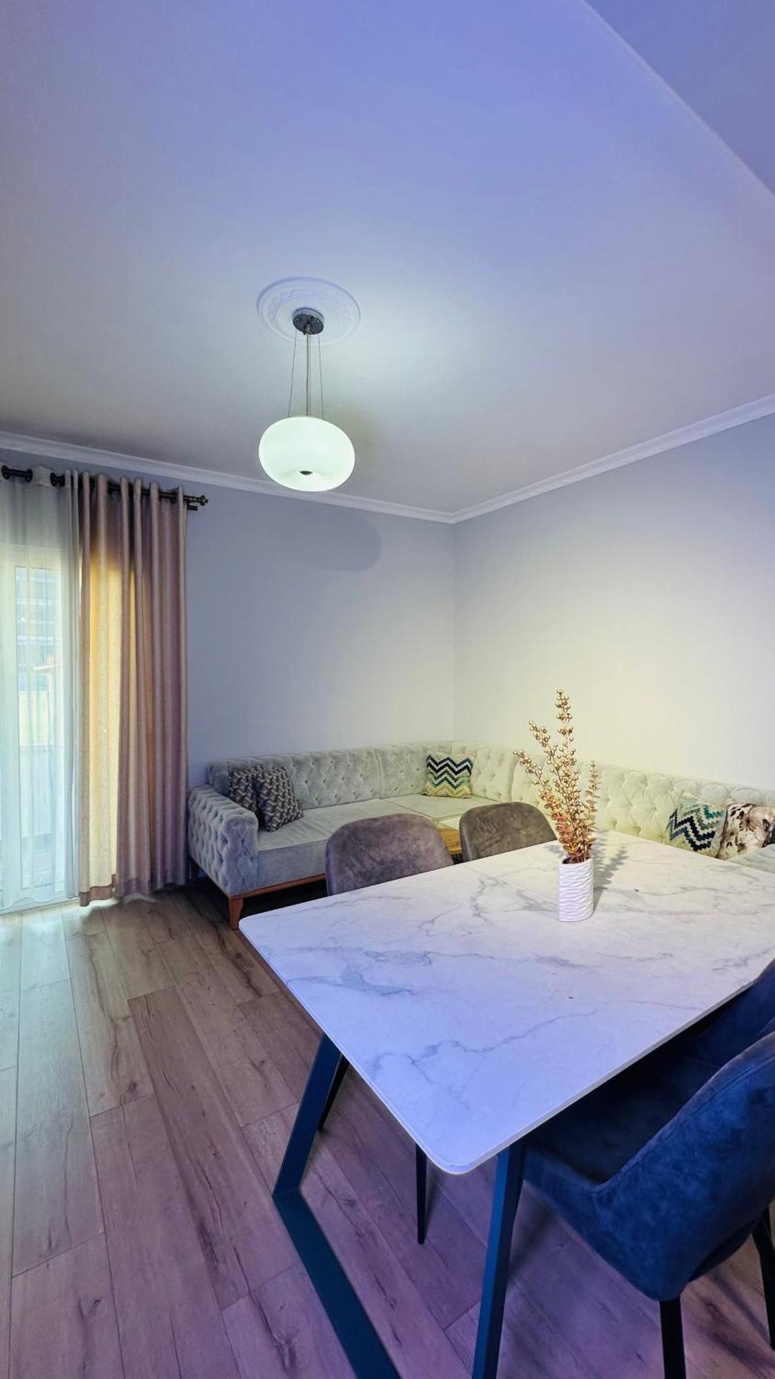 Apartament Bllok: Cozy Stay, 24/7 Self Check-in Tirana